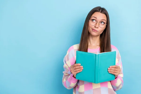 Foto von smart neugierig Dame lesen Buch suchen leeren Raum grübeln Frage tragen Spezifikationen Pullover isoliert blaue Farbe Hintergrund — Stockfoto