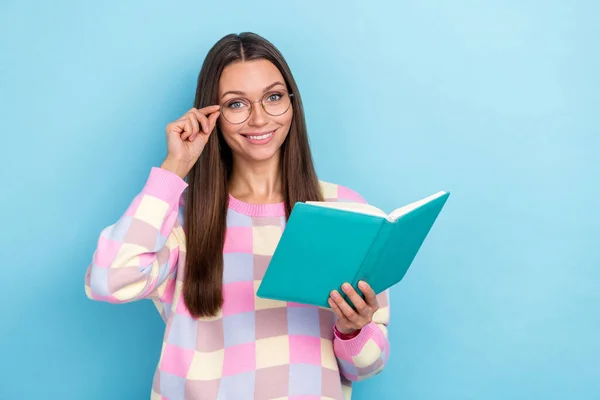Foto av intelligent dam läsa litteratur förbereda pass examen slitage specs tröja isolerad blå färg bakgrund — Stockfoto