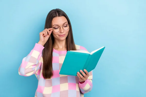 Foto av smart dam läsa bok njuta studera nytt ämne lektion slitage specs tröja isolerad blå färg bakgrund — Stockfoto