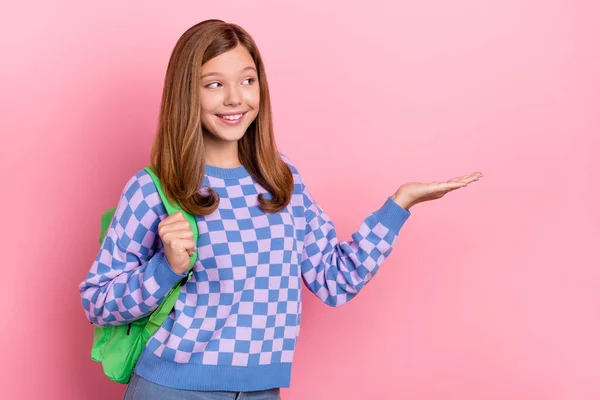 Zdjęcie młodej dziewczyny prezentuje reklamy produktów wybierz sugerują propozycja akademicki izolowane na różowym tle koloru — Zdjęcie stockowe