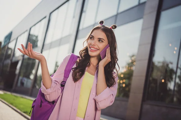 Retrato de menina de cabelos ondulados alegre atraente falando no operador de roaming telefone passar tempo livre no ar fresco ao ar livre — Fotografia de Stock