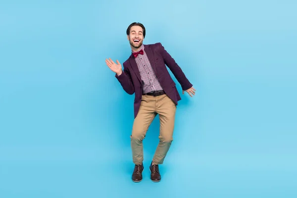 Teljes méretű fotó a fiatal izgatott férfi jó hangulat tánc dátum előadás elszigetelt kék szín háttér — Stock Fotó