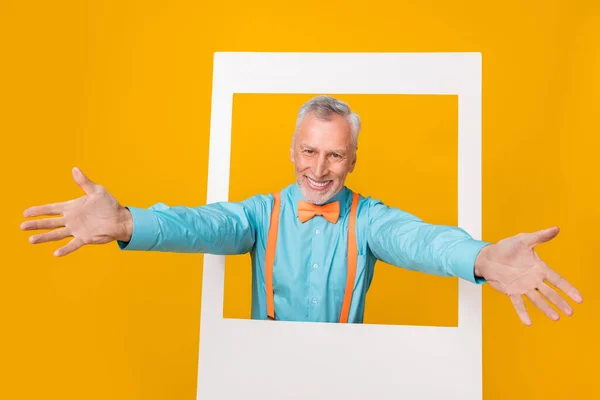 Foto de lindo hombre jubilado alegre usar tirantes camisa turquesa viraje retrato brazos abiertos aislados color amarillo fondo —  Fotos de Stock