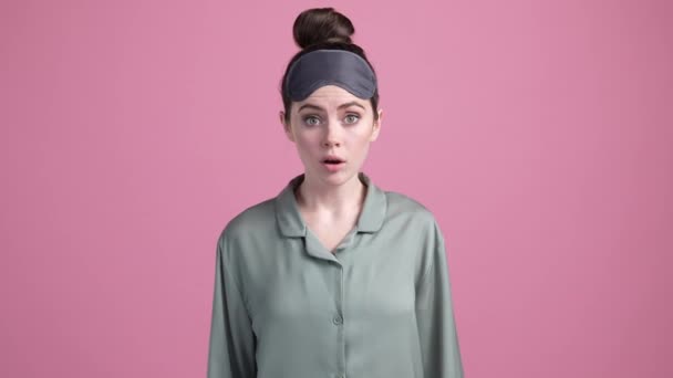 Lady překvapený pokles hlasité hudby zvuk izolované pastelové barvy pozadí — Stock video