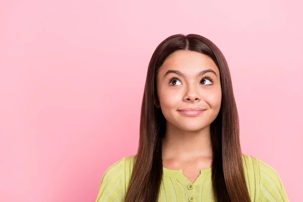 Foto de senhora inspirada alegre olhar espaço vazio pensar pensamentos desgaste verde top isolado cor rosa fundo — Fotografia de Stock