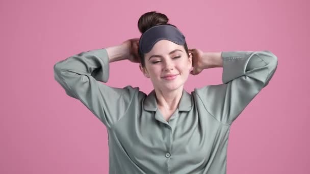 Голова рук леді насолоджуватися комфортним релаксацією ізольований пастельний кольоровий фон — стокове відео
