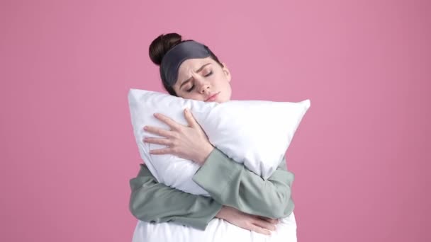 Frustrado señora abrazo almohada no dormir relajarse aislado pastel color fondo — Vídeos de Stock