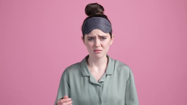 Dame déçue se sentent misère pleurer pleurer isolé fond de couleur pastel — Video