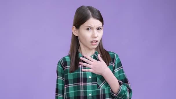 Kid surpreso ela culpado erro avisar sinal isolado cor viva fundo — Vídeo de Stock
