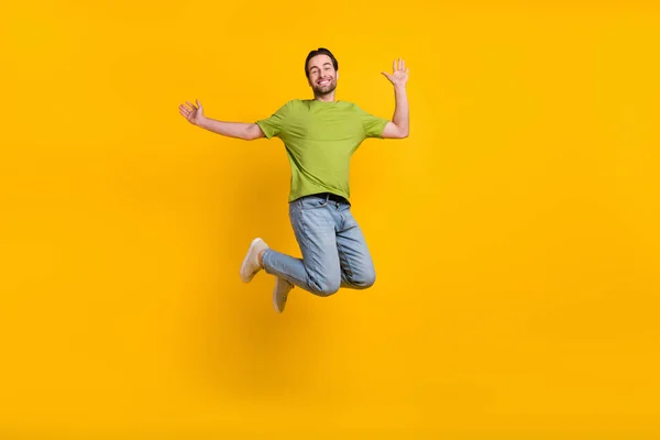 Полная длина фото молодой парень взволнован хорошее настроение прыжок вверх путешествия изолированы на желтый цвет фона — стоковое фото