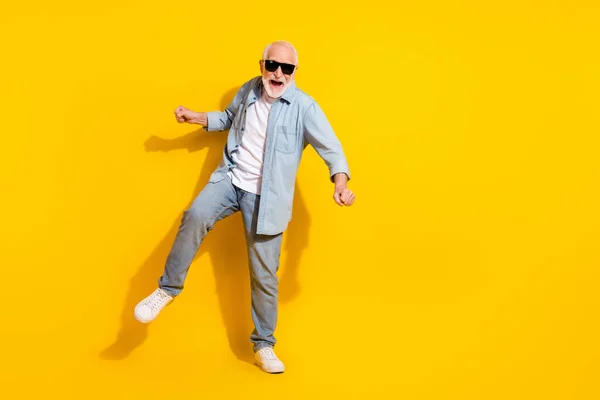 Longitud completa cuerpo tamaño vista de atractivo alegre gris de pelo hombre bailando moviéndose divertirse aislado sobre brillo amarillo color fondo —  Fotos de Stock