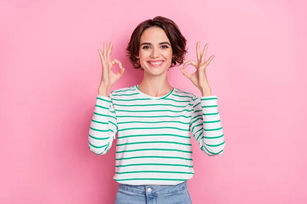 Portré vonzó vidám lány bemutató ok-jel hirdetés tökéletes megoldás elszigetelt rózsaszín pasztell szín háttér — Stock Fotó