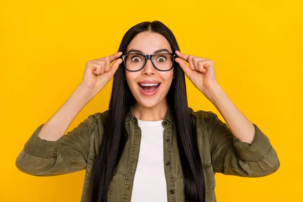 Foto di hooray giovane signora bocca aperta indossare occhiali vestito kaki isolato su sfondo di colore giallo — Foto Stock