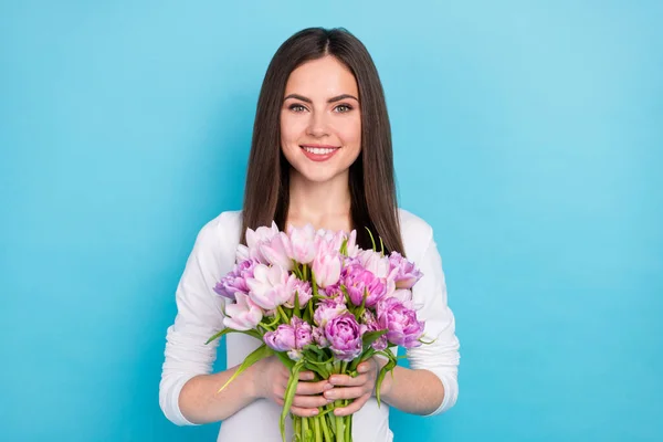 Fotografie rozkošné okouzlující dobrou náladu žena obdrží Butch květin na její narozeniny izolované na modrém pozadí — Stock fotografie