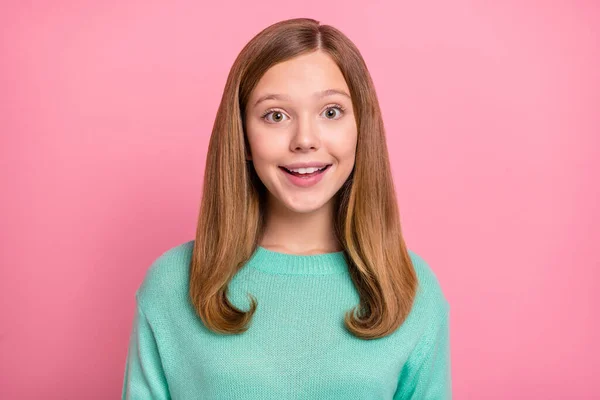 Foto de jovem menina encantadora alegre impressionado reação facial boa informação isolada sobre fundo cor-de-rosa — Fotografia de Stock