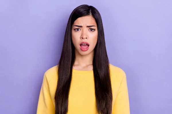 Портрет впечатляет негативное настроение сердитый лицо девушка слышать новости группы информации изолированы на фиолетовый цвет фона — стоковое фото