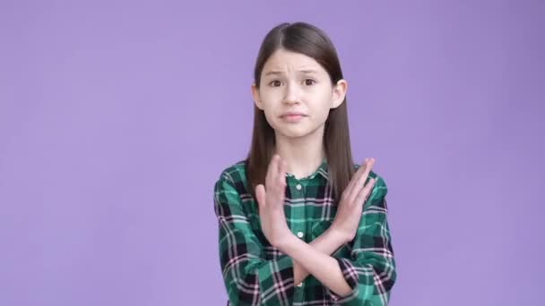 Inquiète enfant faire arrêter bras signe aucun moyen isolé fond de couleur vibrante — Video