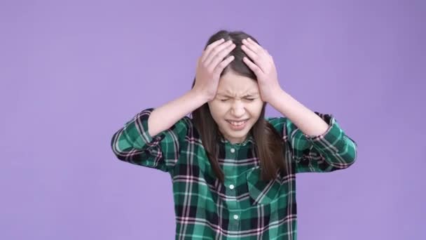 Разочарованный ребенок касаться головы сильная головная боль изолированы яркий цвет фона — стоковое видео