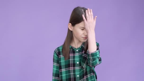 Zdenerwowany dzieciak zapomnieć przyjaciel urodziny facepalm izolowane żywe tło kolorów — Wideo stockowe