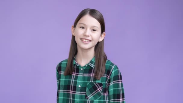 Schöne Kind Mädchen Blick auf Kamera lächeln isoliert helle Farbe Hintergrund — Stockvideo