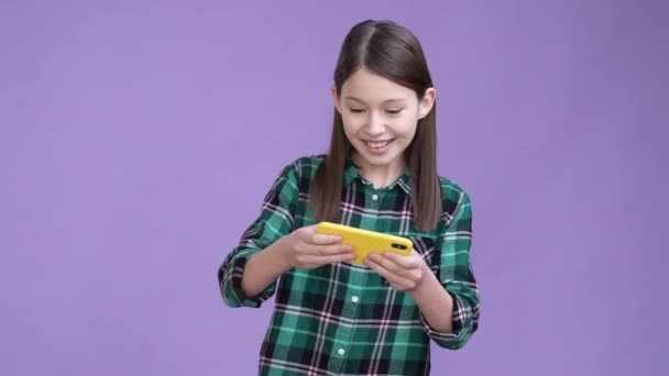 Emocionado niño jugar gadget puño hasta suerte triunfo aislado brillo color fondo — Vídeos de Stock