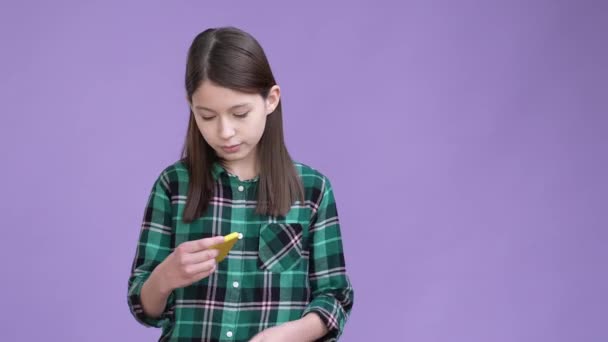 Τρελό τρελό παιδί απαντήσει χούλιγκαν συσκευή κλήσης απομονωμένη λάμψη φόντο χρώμα — Αρχείο Βίντεο