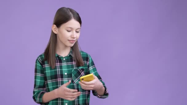 Dítě, aby gadget selfie portrét V-znak izolované fialové barvy pozadí — Stock video