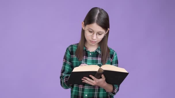 Fokuseret skolebarn rød ordbog historie isoleret levende farve baggrund – Stock-video