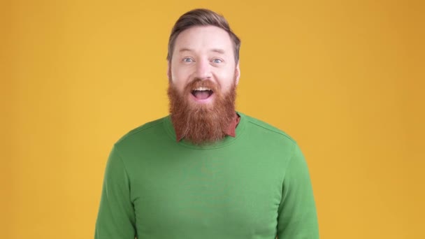 Guy pocit extatické pěsti do loterie vyhrát izolované lesk barvy na pozadí — Stock video
