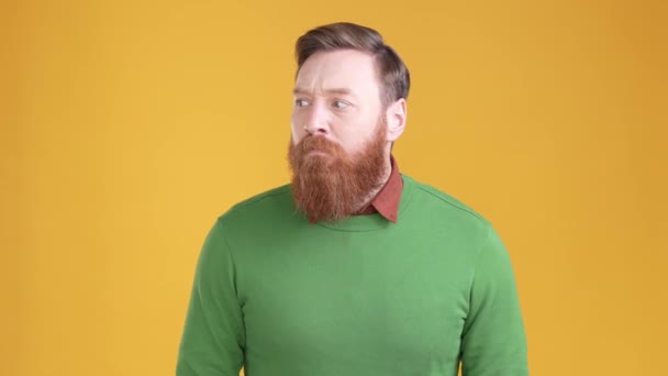 Guy merken vreselijke geur negeren dekking neus geïsoleerde heldere kleur achtergrond — Stockvideo