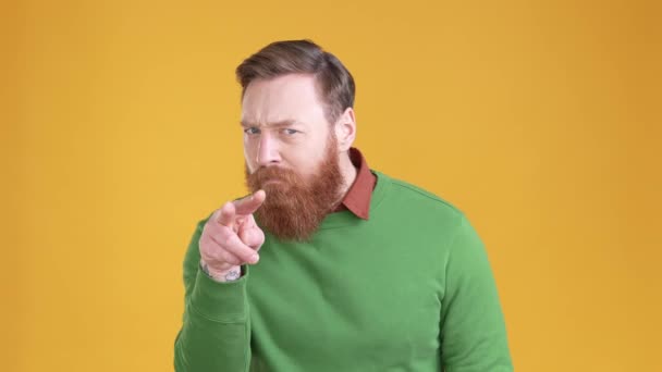 Guy gericht maken kijken naar u teken houden oog geïsoleerde glans kleur achtergrond — Stockvideo