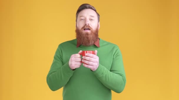 Positiv kille dricka aromatisk espresso isolerad levande färg bakgrund — Stockvideo
