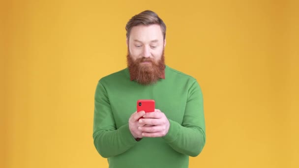 Positiv fyr gjør at enheten selfie isolerte, vibrerende fargebakgrunn – stockvideo