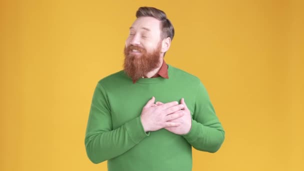 男マチョ作る愛のシンボル送信空気キス隔離された輝き色の背景 — ストック動画