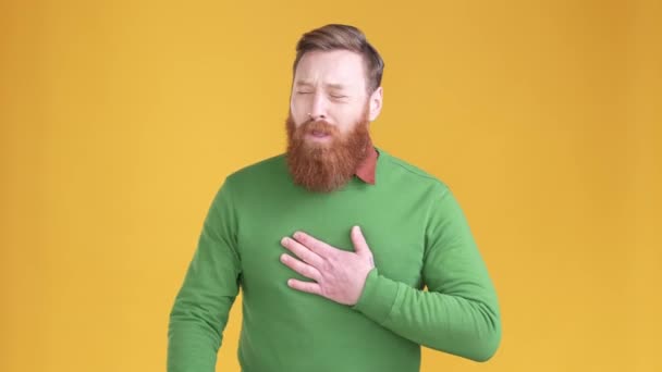 Guy hebben sterke hoesten allergie covid geïsoleerde levendige kleur achtergrond — Stockvideo