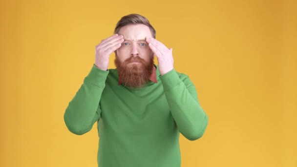 Guy toque corte de cabelo barba roupas preparar evento isolado cor viva fundo — Vídeo de Stock