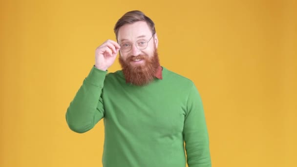 Chytrý chytrý chlap vysoká škola pracovník dotek specifikace izolované lesk barva pozadí — Stock video