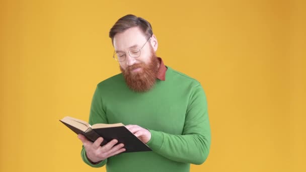 Ακαδημαϊκός τύπος διαβάσει το αγαπημένο λεξικό αγκαλιά απομονωμένο χρώμα λάμψη φόντο — Αρχείο Βίντεο