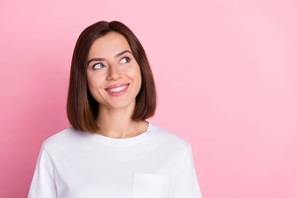 Foto de impressionado milenar bob hairdo senhora olhar espaço vazio desgaste branco t-shirt isolado no fundo cor-de-rosa pastel — Fotografia de Stock