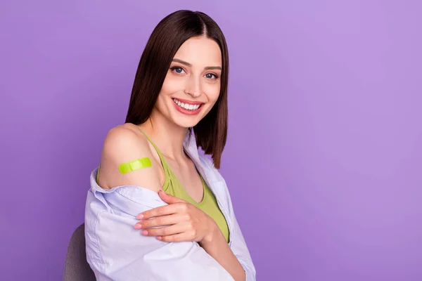 Foto de perfil da morena legal milenar senhora mostrar braço com gesso vacinado desgaste top shirt isolada no fundo roxo — Fotografia de Stock