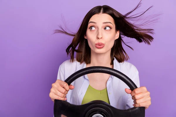 Foto van onder de indruk brunette millennial dame rijden auto kijken lege ruimte slijtage shirt top geïsoleerd op paarse achtergrond — Stockfoto