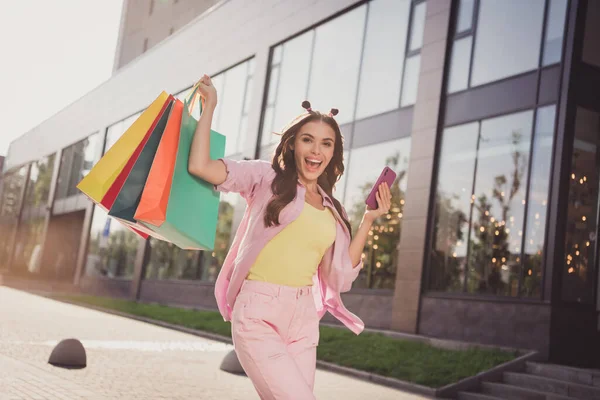 Portret pięknej wesołej falistej dziewczyny kupujących rzeczy za pomocą gadżet aplikacja okazjonalny taniec zabawy na świeżym powietrzu na świeżym powietrzu — Zdjęcie stockowe
