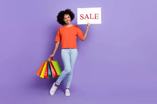 Full kropp brun hår flicka visa försäljning kort gå shopping kärlek stora fynd isolerad på lila färg bakgrund — Stockfoto