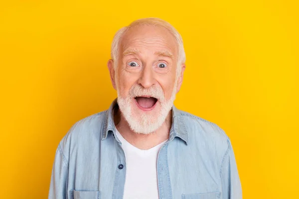Retrato de atraente espantado alegre homem de cabelos grisalhos reação notícia incrível isolado sobre fundo de cor amarelo brilhante — Fotografia de Stock