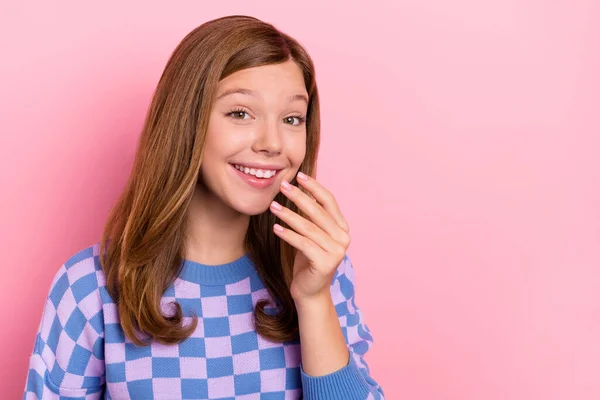 Foto de penteado marrom funky menina pequena mão desgaste camisola azul isolado no fundo cor-de-rosa — Fotografia de Stock
