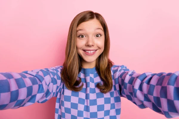 Foto de marrom impressionado adolescente menina fazer selfie usar camisola xadrez isolado no fundo cor-de-rosa — Fotografia de Stock