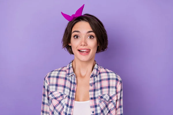 Foto van funky grappige positieve charmante dame met roze hoofdband likken lippen flirten geïsoleerd op violette kleur achtergrond — Stockfoto