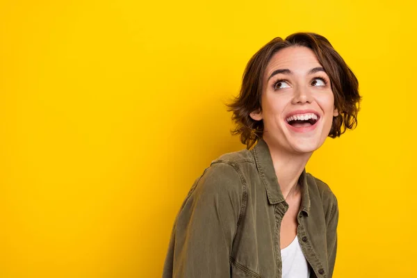 유쾌 한 젊은 여성 이 유머러스하게 웃는 사진노란 배경 위에 격리 된 빈 공간 광고를 보라 — 스톡 사진