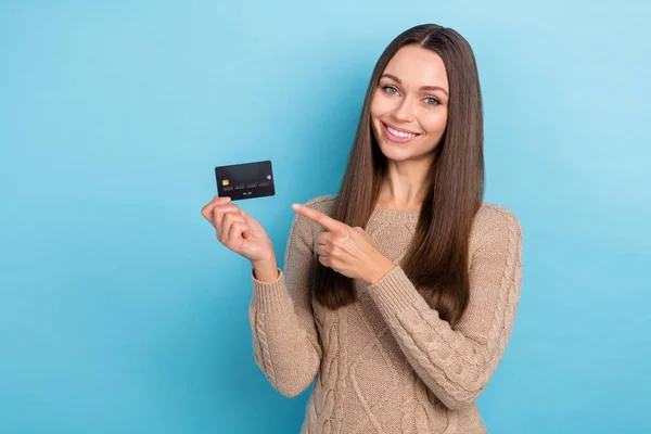 Porträtt av attraktiva glada brunhårig flicka visar bankkort annons erbjudande isolerad över klarblå färg bakgrund — Stockfoto