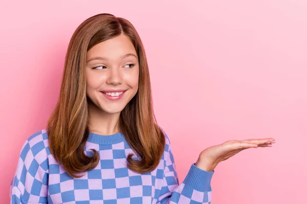 Foto de peinado rubio bastante adolescente chica hold look promo desgaste suéter azul aislado sobre fondo de color rosa —  Fotos de Stock